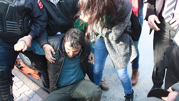 Mersin'de Davutoğlu protestosu: 20 gözaltı Kaynak