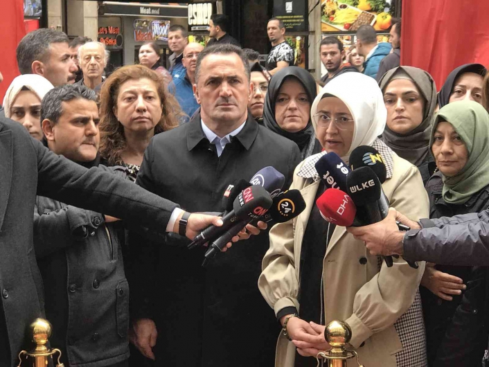 AK Parti İstanbul Kadın Kolları Başkanlığı, saldırının gerçekleştiği alana karanfil bıraktı
