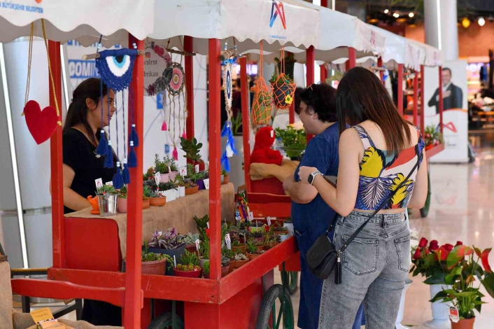 Mersin´de ´Çiçek Pazarı´ bu kez Anneler Günü için açıldı