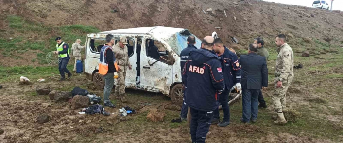 Sağlık personelini taşıyan minibüs şarampole yuvarlandı: 13 yaralı